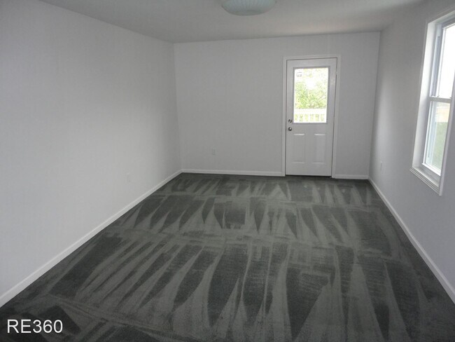 Building Photo - 2823 Cobden St