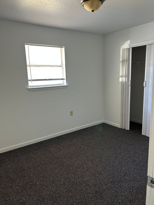 Building Photo - 2 Bedroom 1 Bath $1,295/ month - Newly Ren...