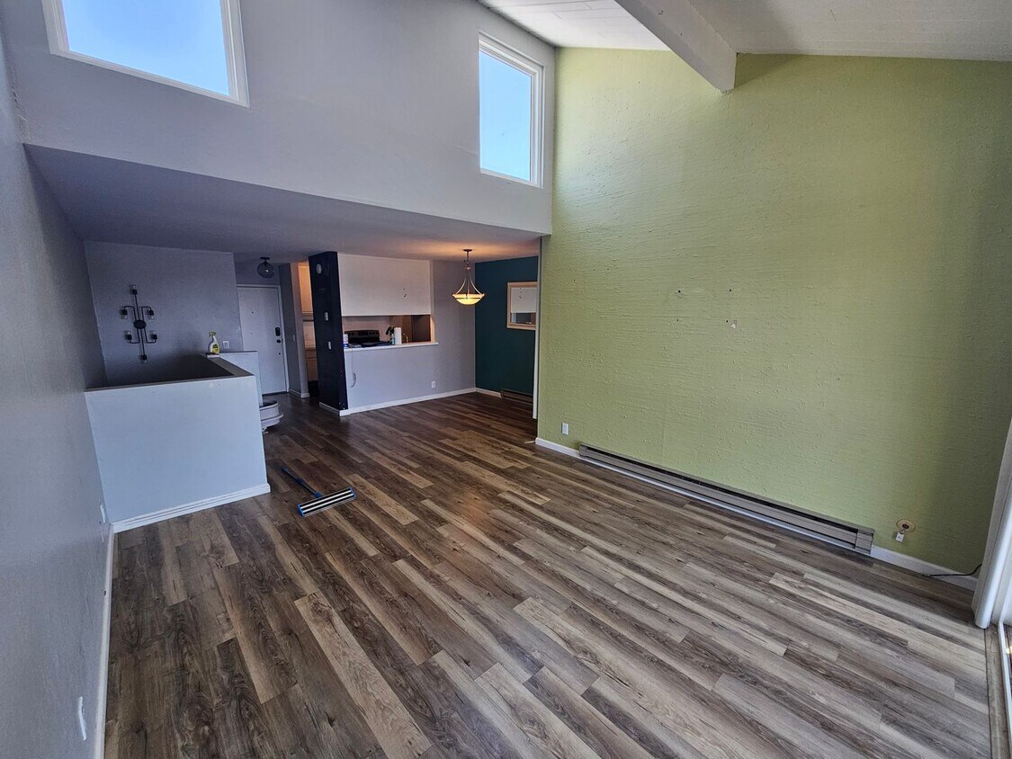 Primary Photo - Shoreline Serenity: Modern Condo Steps fro...