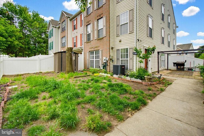 Foto del edificio - 1806 Watch House Cir N