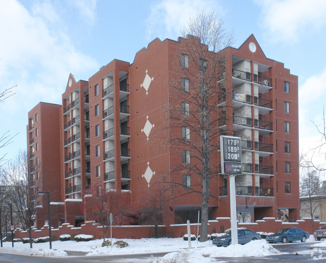 Building Photo - Nicholas Tower