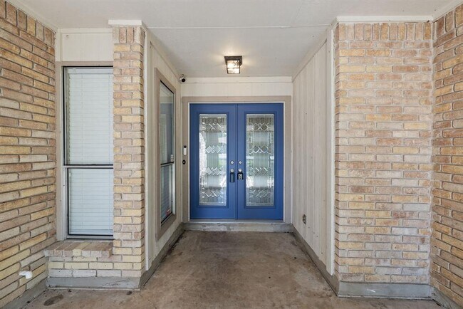 Building Photo - 1009 Stillhouse Spring