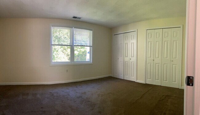 Building Photo - Spacious Two Bedroom in Burriville!
