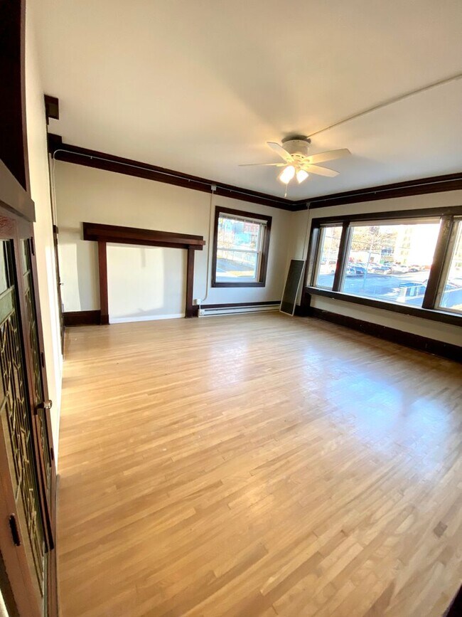 Foto del edificio - Available August 1st - 2 Bed 1 Bath, Bonus...