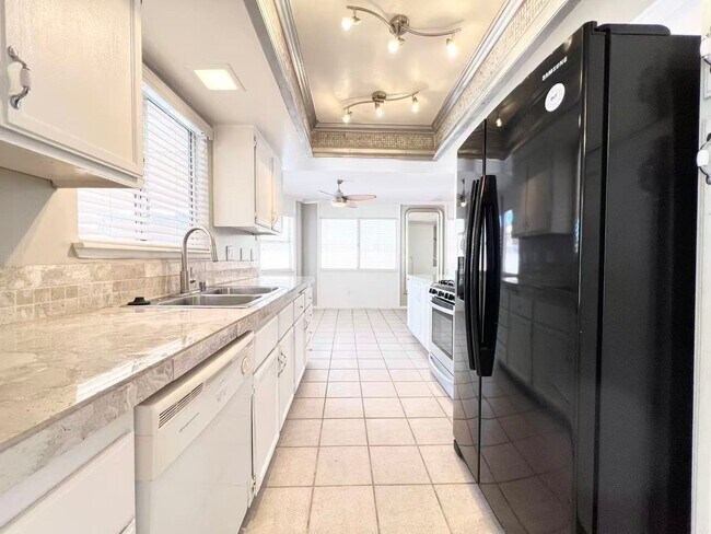 Foto del edificio - Wonderful 2 story single family house with 4 bedrooms and 2.5 baths