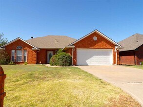 Building Photo - 405 SE Lancelot Ln