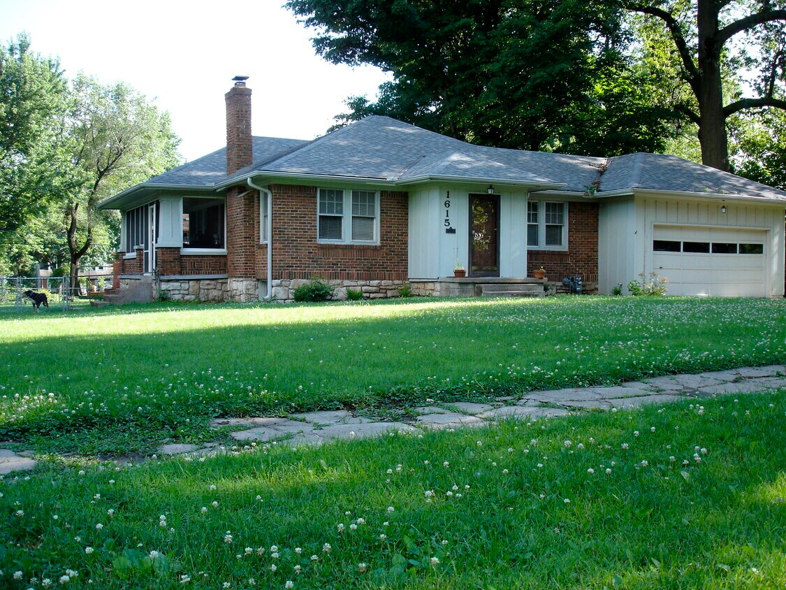 Primary Photo - 1615 E 75th Ter