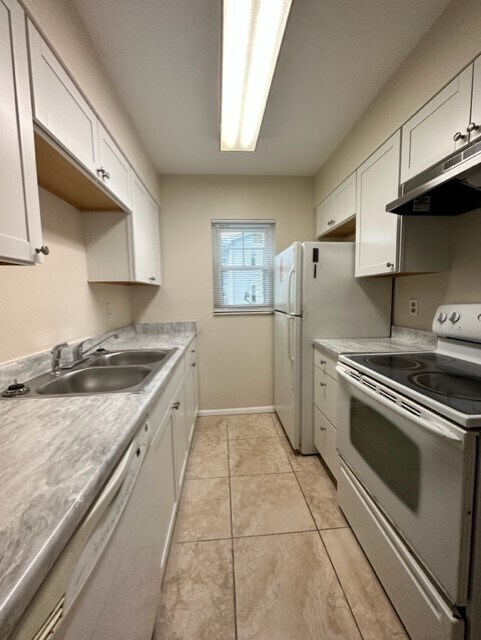 Foto del edificio - 828 Sky Lake Cir