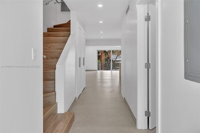 Building Photo - 1344 W 72nd St