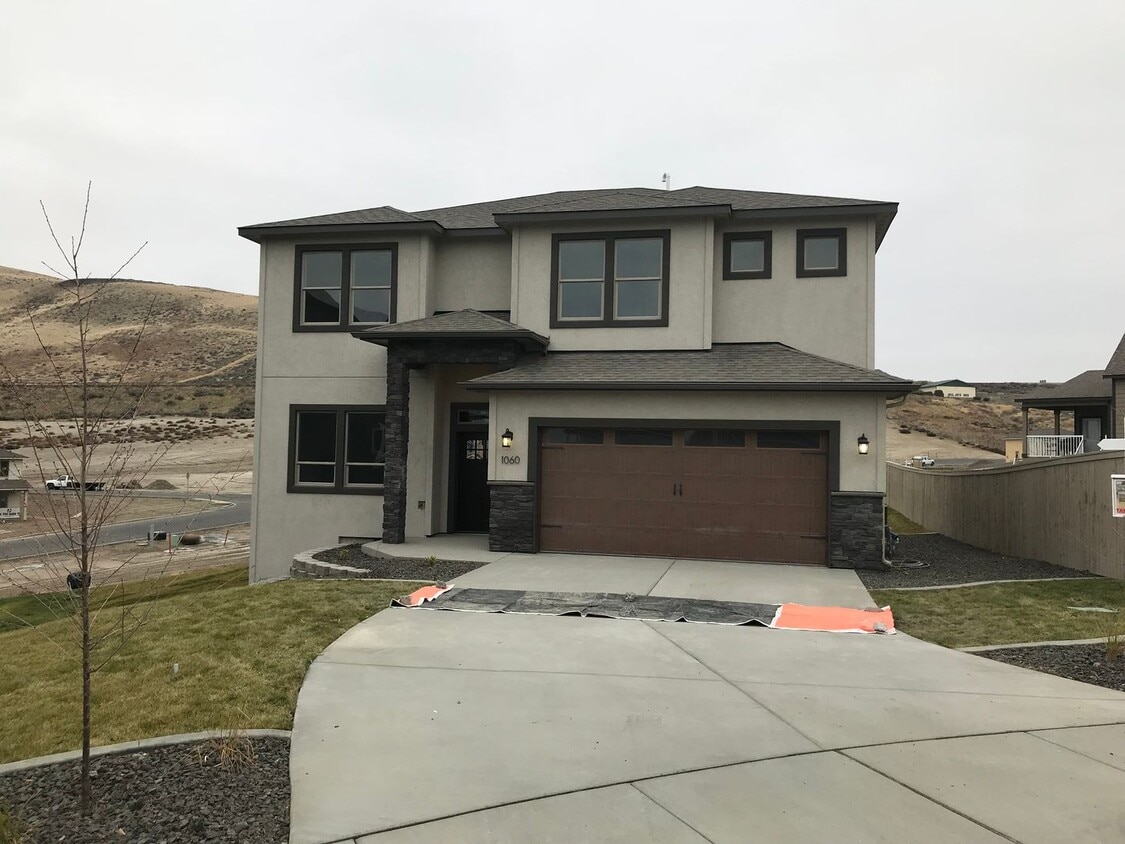 Primary Photo - Amazing 4-bedroom home in White Bluffs!