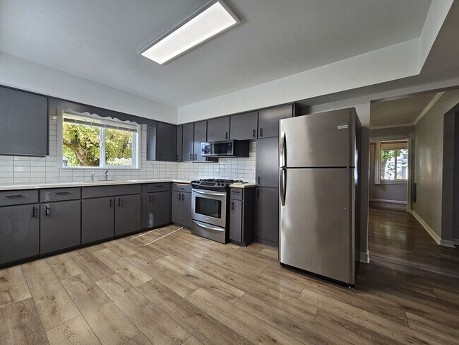 Building Photo - 836 Eldin Ave SE