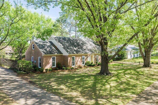 Foto del edificio - 2925 Fernway Dr