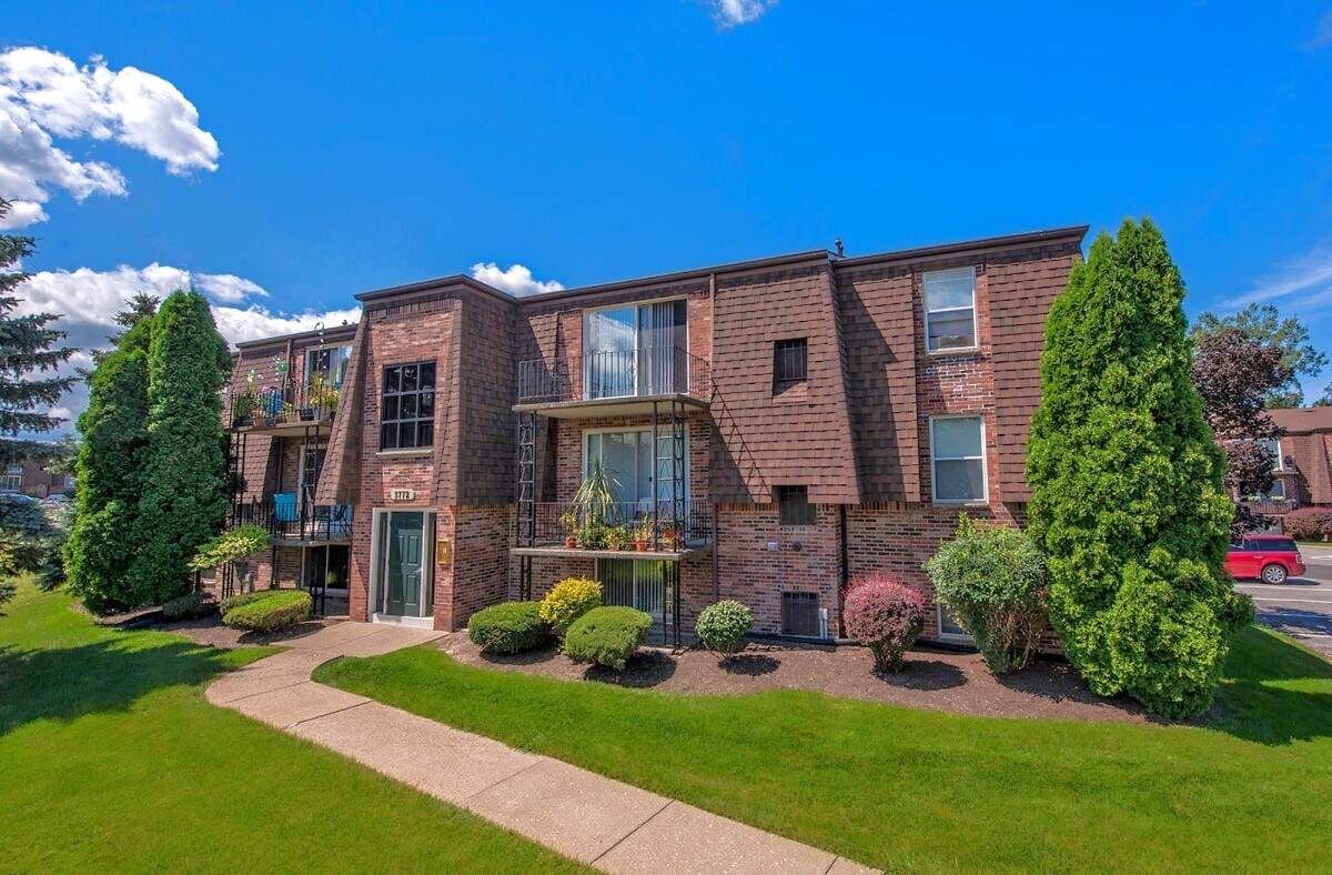 Regency Court Apartments Rentals in Orchard Park at 3835 Teachers Ln