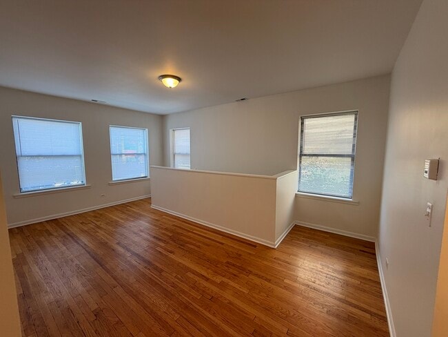 Building Photo - 2803 W Lawrence Ave