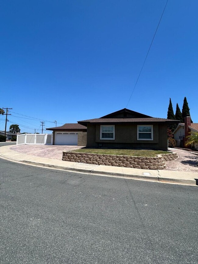 Foto del edificio - Beautiful and Spacious 3 Bedroom, 2 Bath Home!