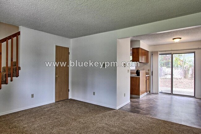 Building Photo - 2 Bed, 1.5 Baths Duplex in Hearthwood Neig...