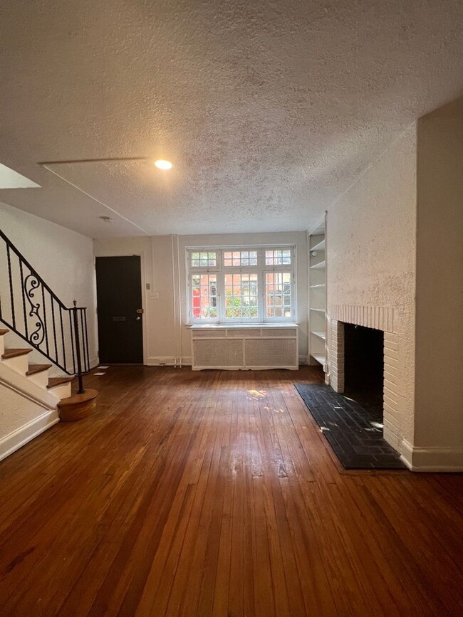 Building Photo - Beautiful Old World 2 Bed + Den Townhouse ...