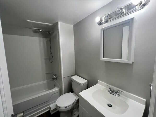 Foto del edificio - Freshly Renovated 2 Bed, 1 Bath Duplex