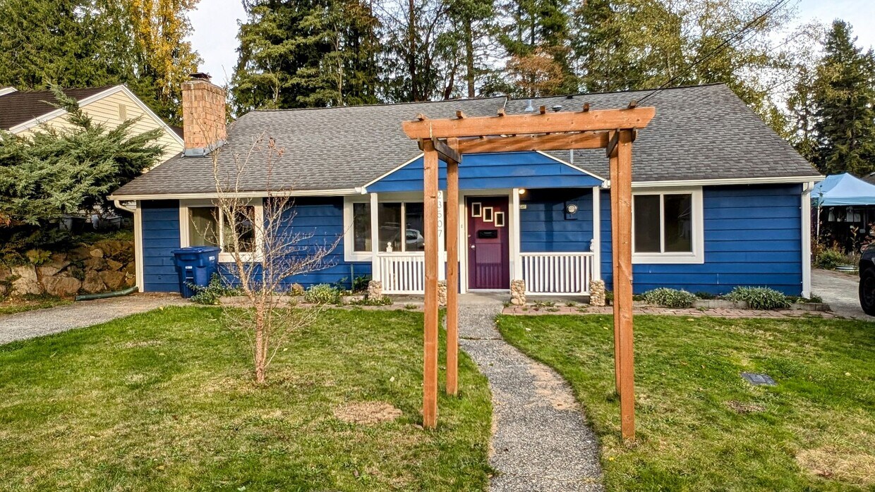 Primary Photo - Sprawling 3 Bedroom Rambler with huge 2 ca...