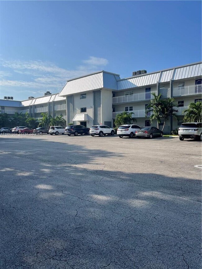 Building Photo - 2980 Riverside Dr