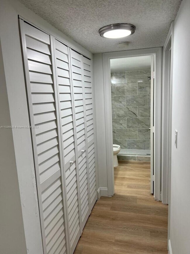 Foto del edificio - 8710 N Sherman Cir