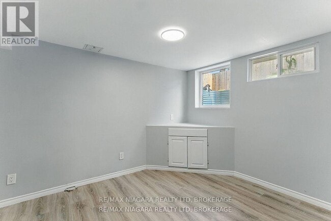 Building Photo - 290 Scholfield Ave S