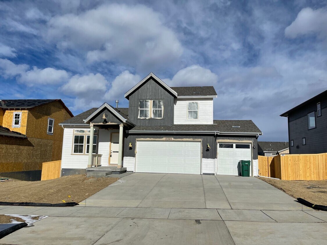 Foto principal - Beautiful home for rent between Parker and...