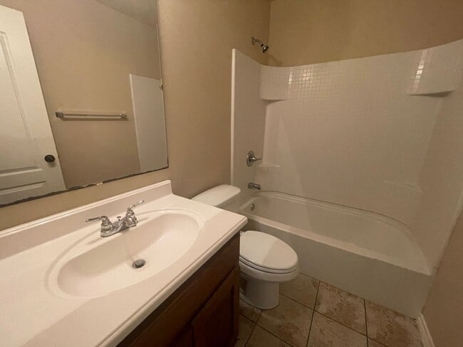 Building Photo - ~INVITING 3/2.5 Townhome Includes Granite in Kitchen & All Kitchen Appliances ((Brand New Vinyl F...