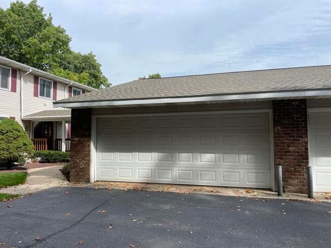 Building Photo - 6495 Bella Vista Dr NE