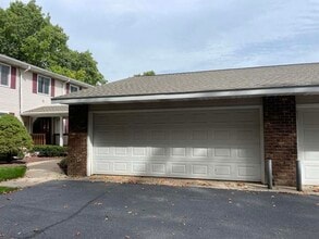 Building Photo - 6495 Bella Vista Dr NE