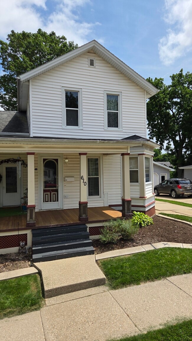 Building Photo - 610 16th Ave