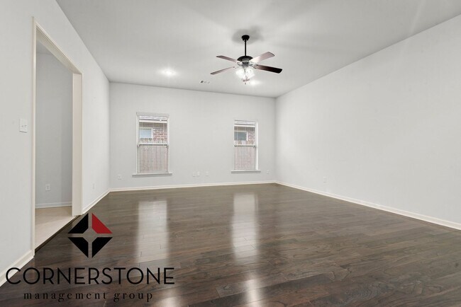 Building Photo - HOLIDAY PRICING SPECIAL! 3 BEDROOM, 2 BATH...