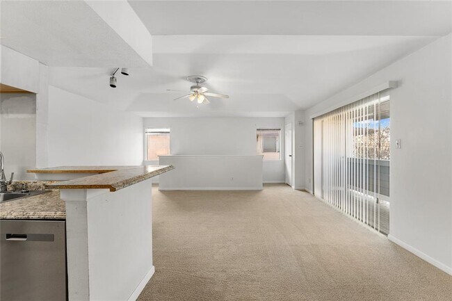 Foto del edificio - 8044 Sands Point Dr