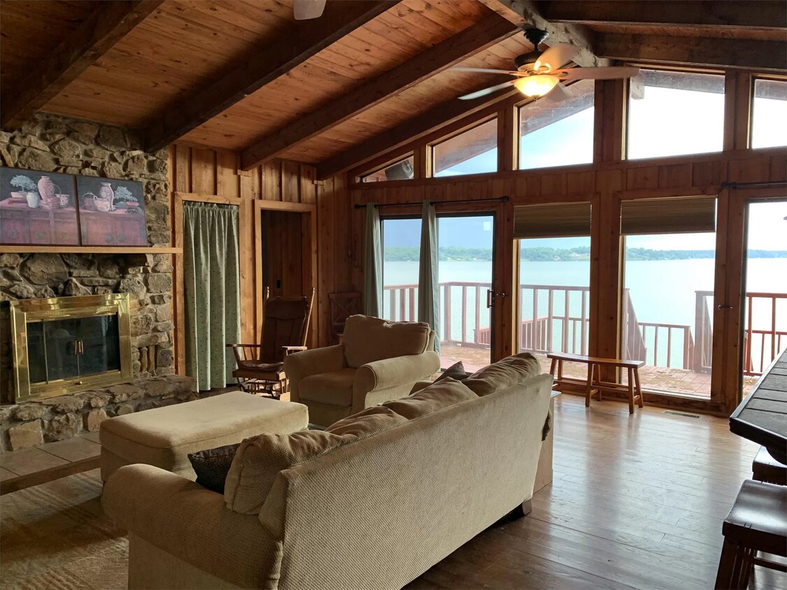 Primary Photo - Gorgeous 3 bedroom 2 bath lake home