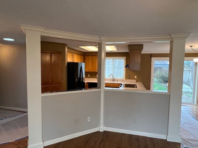 Foto del edificio - NEW TO MARKET, CLOSE TO SOUTH MEDFORD HIGH...