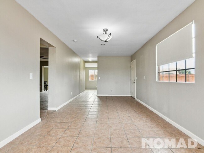 Building Photo - 3 Bedroom Single Family Home in Phoenix