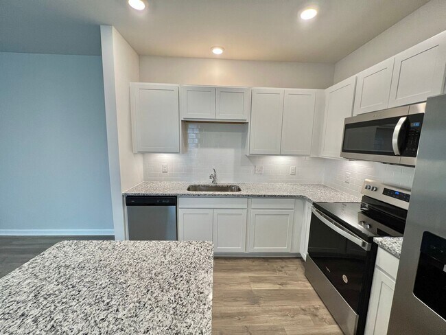 Foto del edificio - New 3 Bedroom, 2.5 Bathroom Townhouse w/ C...