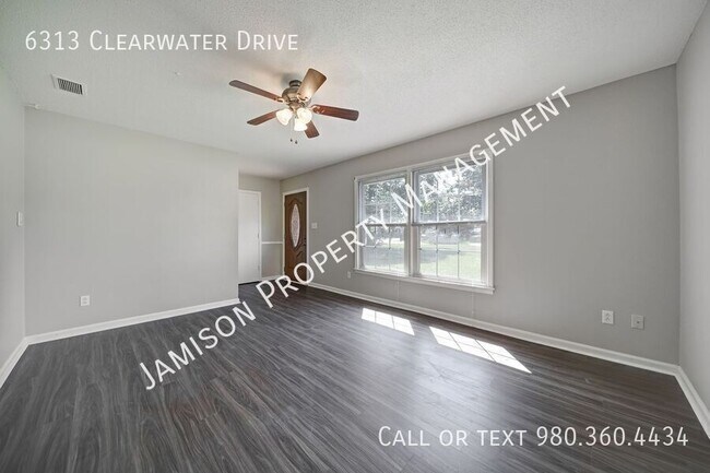 Foto del edificio - 6313 Clearwater Dr