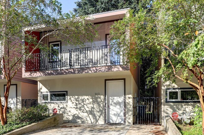 Building Photo - 1613 W University Ave