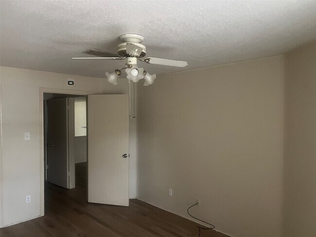 Building Photo - 10737 Braes Bend Dr