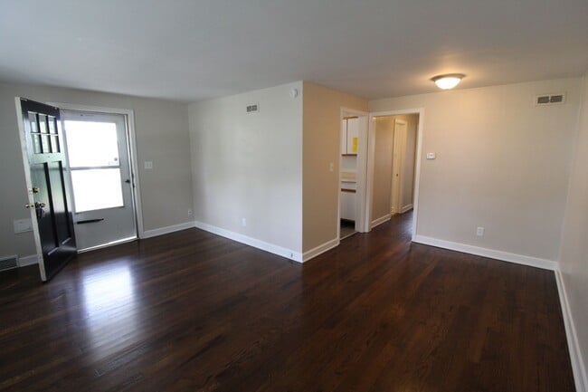 Building Photo - 320 E 28th Ave