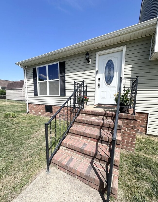 Building Photo - Charming Updated Home in Prime Chesapeake Location – Spacious Layout & Modern Touches!