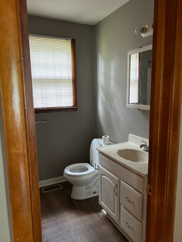 Building Photo - 556 Green Ln