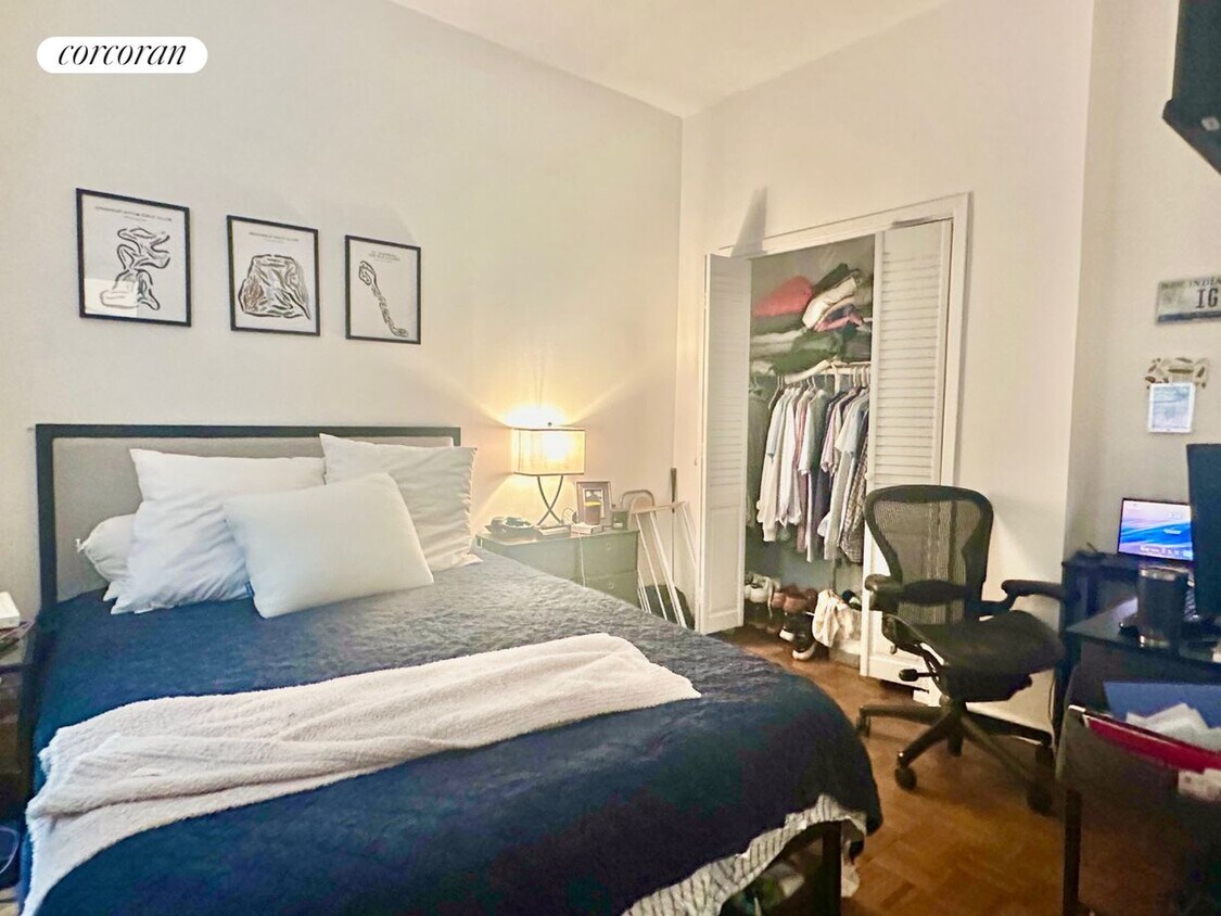 Foto principal - 235 E 4th St