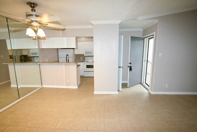 Building Photo - 17401 Red Oak Dr
