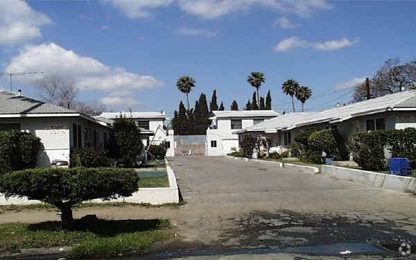 Foto del edificio - 6443-6463 Fulton Ave