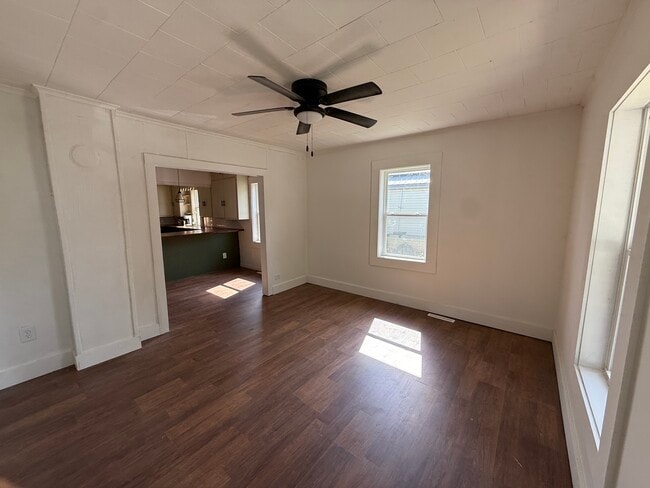 Building Photo - 1308 E Oak St