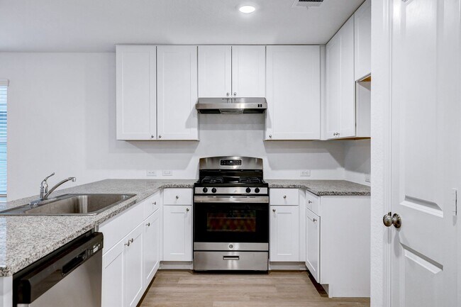 Foto del edificio - Modern 4-Bedroom Home with Loft, Open Livi...