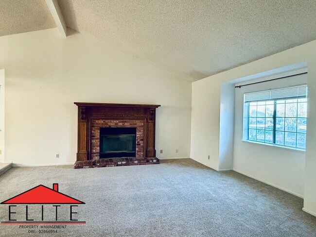 Foto del edificio - AVAILABLE NOW!