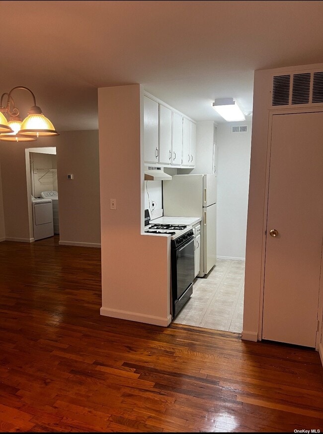 128 Artist Lake Dr, Middle Island, NY 11953 Room for Rent in Middle